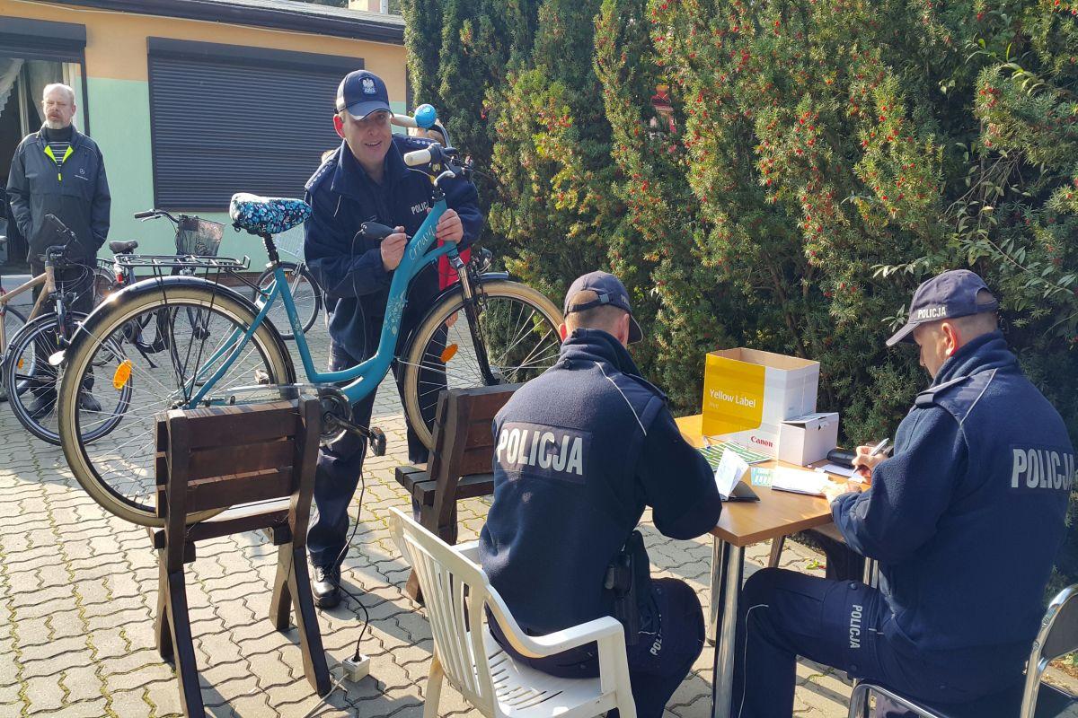 Janikowscy policjanci znakowali rowery