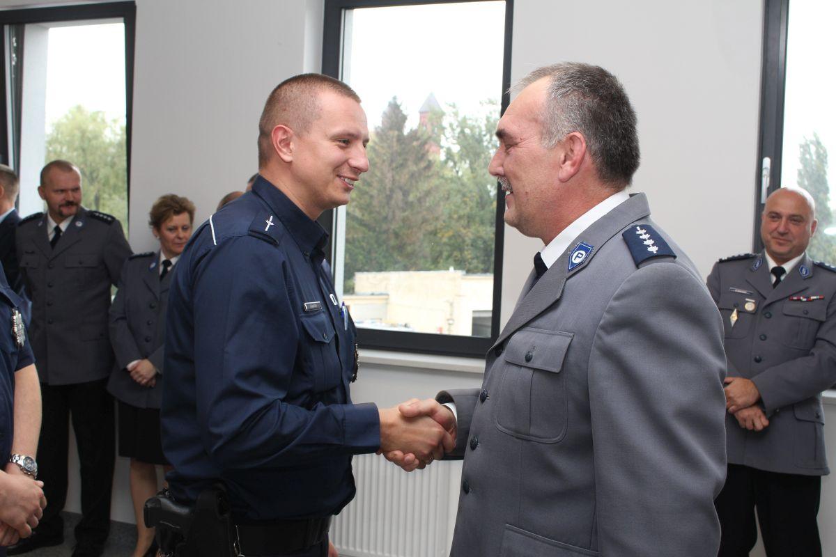 Policjant zajmujący się profilaktyką społeczną pożegnał się z mundurem 