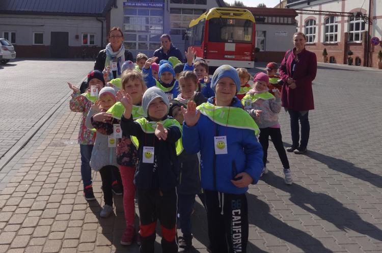 Przedszkolaki z Piastusia w zajezdni MPK w Inowrocławiu