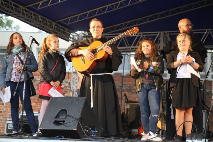 Deszczowy festyn rodzinny 
