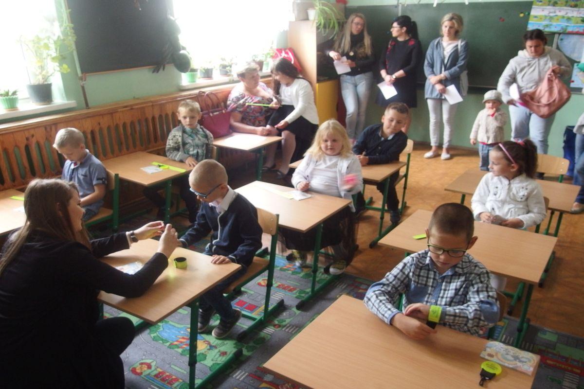 Policjanci z posterunku w Złotnikach podczas akcji na rzecz uczniów szkół