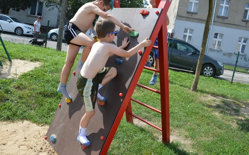 Nowe urządzenia na placach zabaw