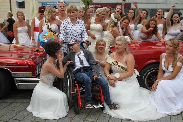 Panny młode zbierały na leczenie Kuby