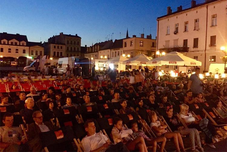 „Nietykalni” w Inowrocławiu. Kino plenerowe na Rynku 