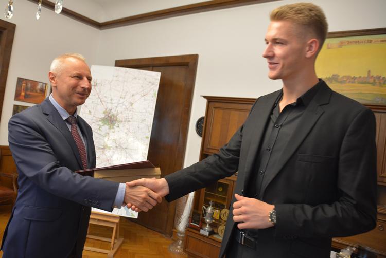 Wicemistrz Polski w skoku wzwyż gościł w ratuszu