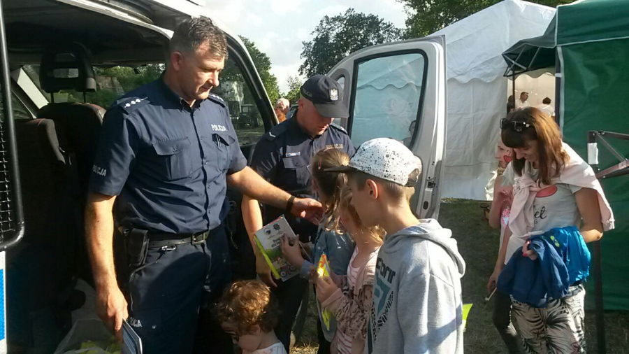 Policjanci na festynie w Łącku 