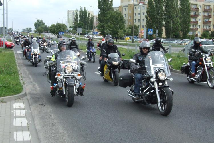 Parada motocykli przejechała przez miasto