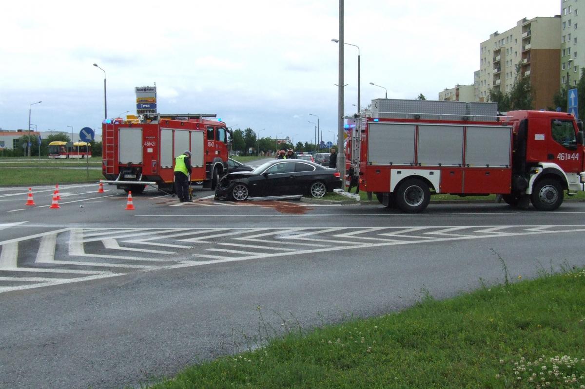Na skrzyżowaniu (rondo) Al. Niepodległości, i Wojska Polskiego wypadek samochodowy.