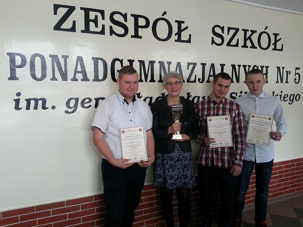 Uścisk ręki kuratora i wojewody - bezcenny