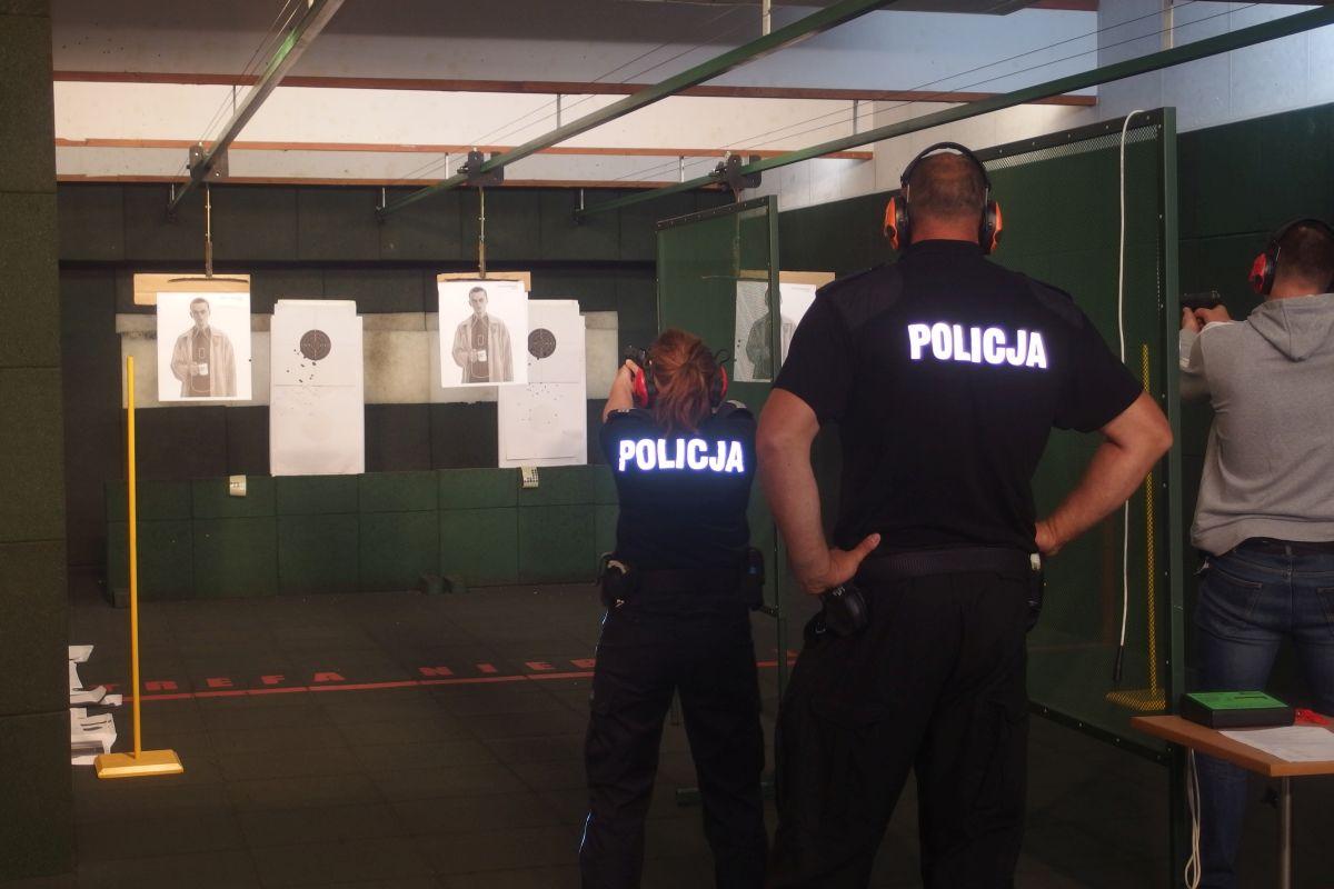 Policyjny sprawdzian na strzelnicy