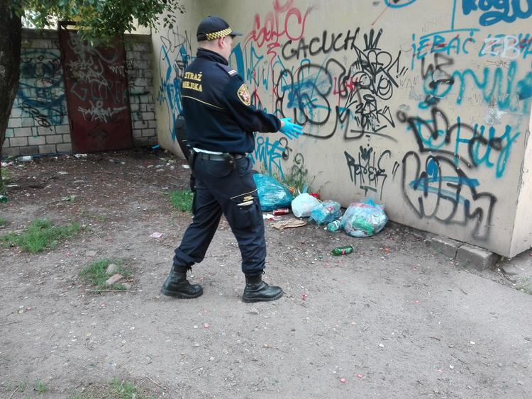 Worki ze śmieciami wyrzucał na skwerze