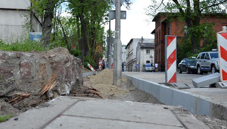 Chodnikowe prace w różnych punktach miasta