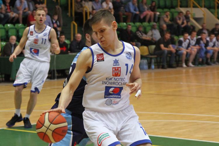Mikołaj Grod jako pierwszy upuszcza okręt zwany KSK Noteć