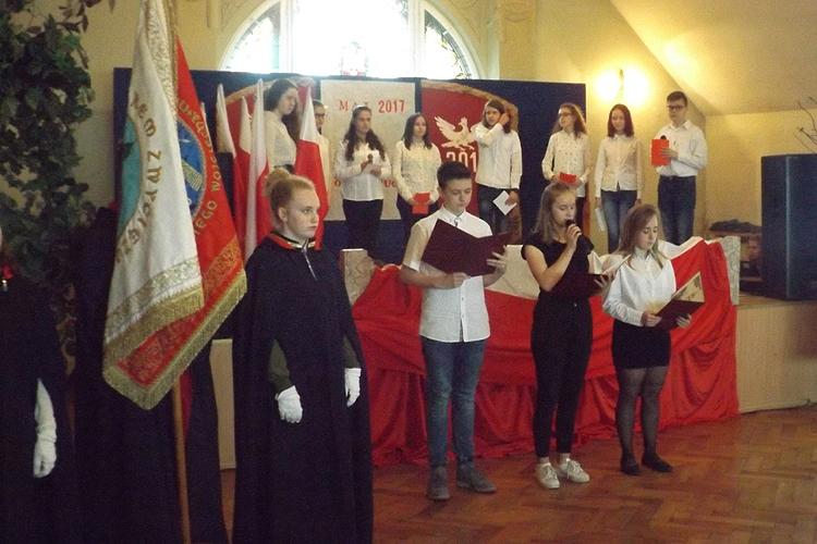 Patriotyczny apel w Gimnazjum nr 1