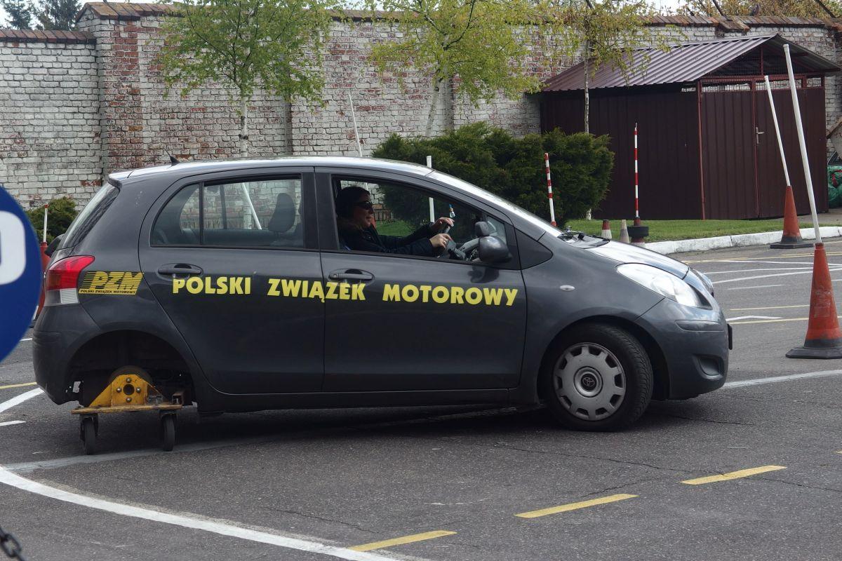 Doskonalili jazdę samochodem wyposażonym w troleje