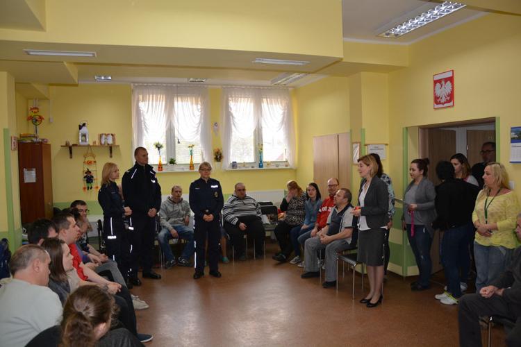 Policjanci  na spotkaniu w Środowiskowym Domu Samopomocy