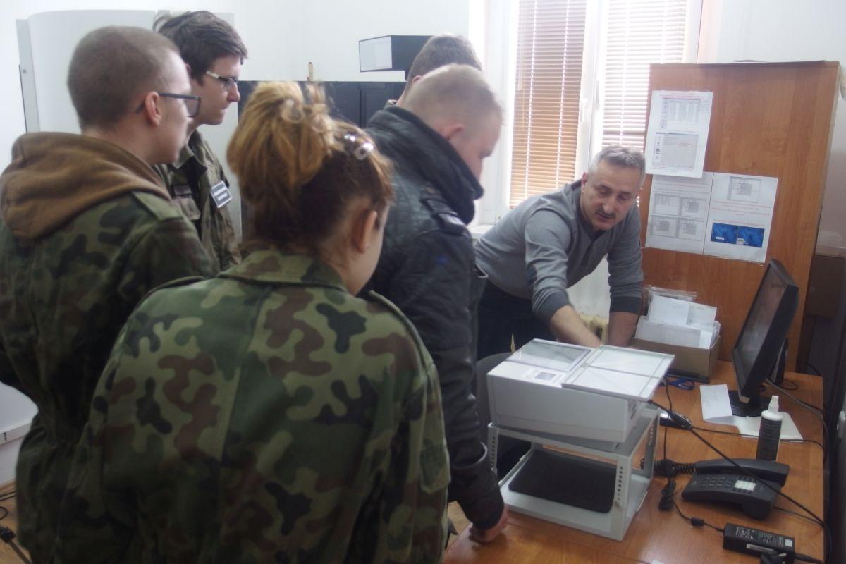 Młodzież w inowrocławskiej komendzie Policji z okazji „Dnia Przedsiębiorczości”
