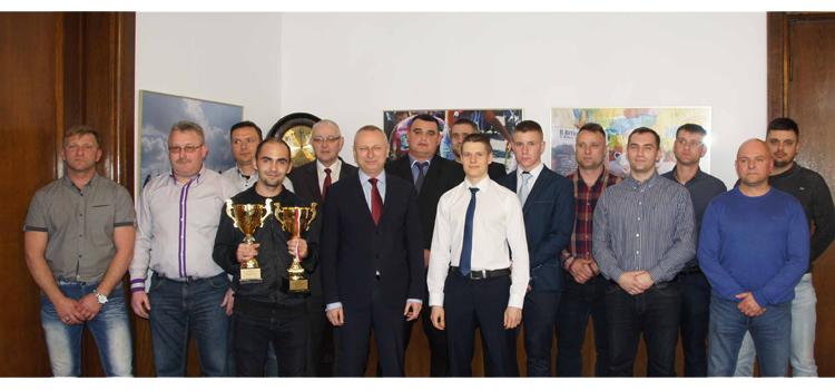Kickbokserzy i piłkarze w inowrocławskim ratuszu