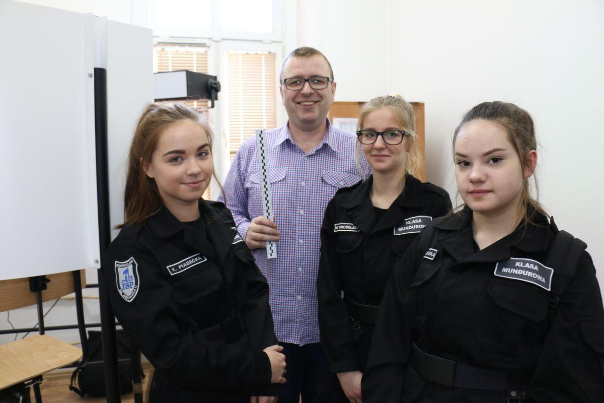 Klasa mundurowa z wizytą u policjantów