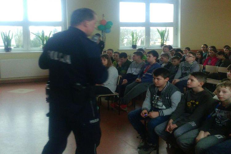 O zasadności alarmowania służb z uczniami 