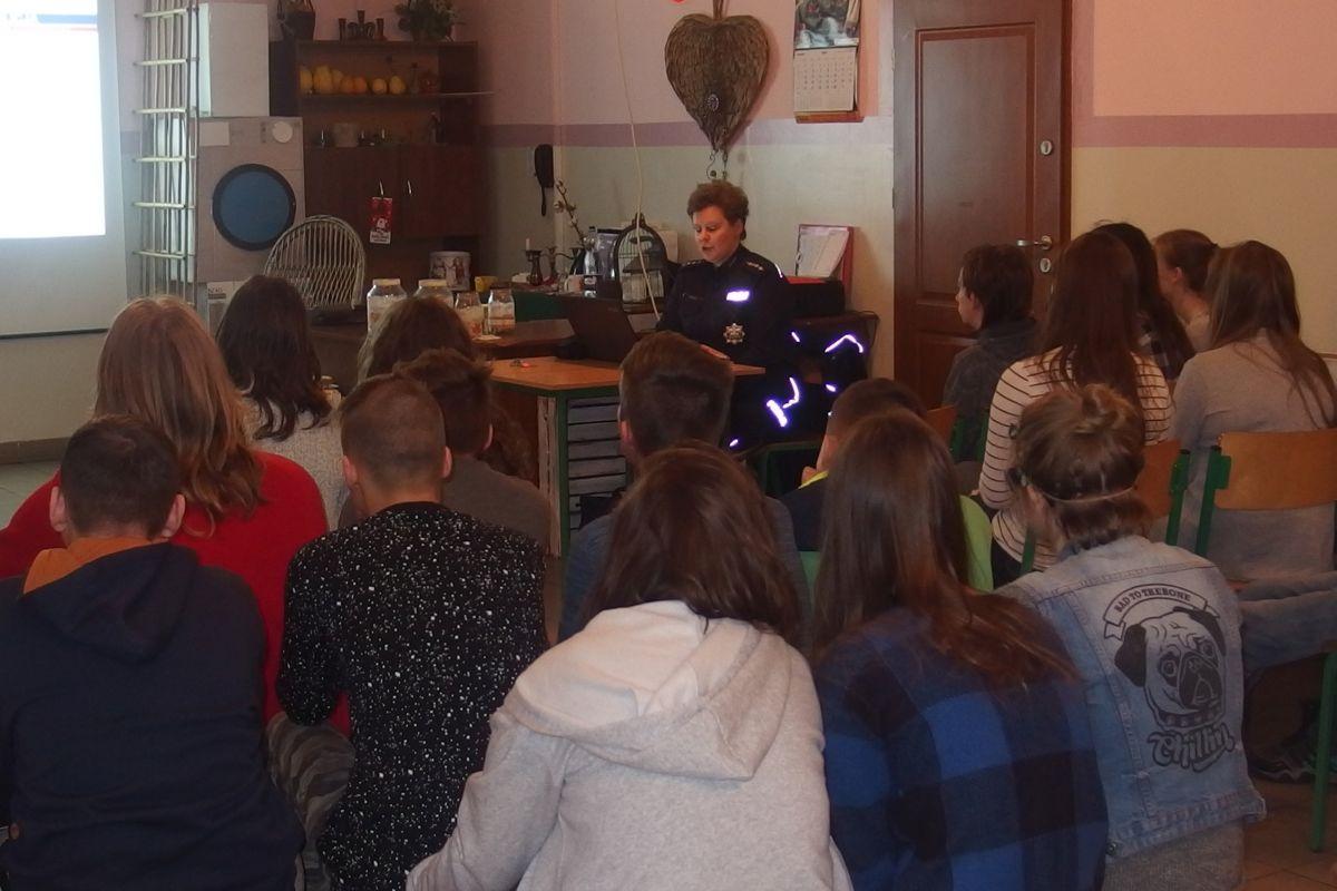 Policjanci rozmawiali z młodzieżą co to hejting,  trolling i stalking
