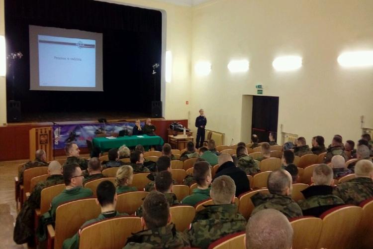 Policjanci w Bazie Lotniczej