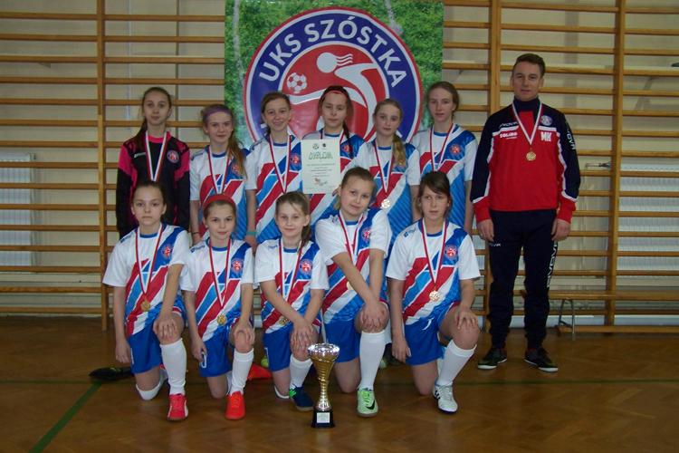 UKS SZÓSTKA INOWROCŁAW mistrzem województwa w piłce nożnej halowej młodziczek K-PZPN