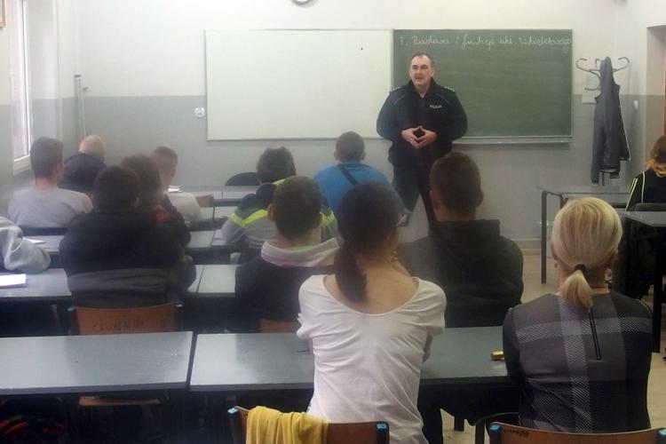Policjantów rozmówki z młodzieżą