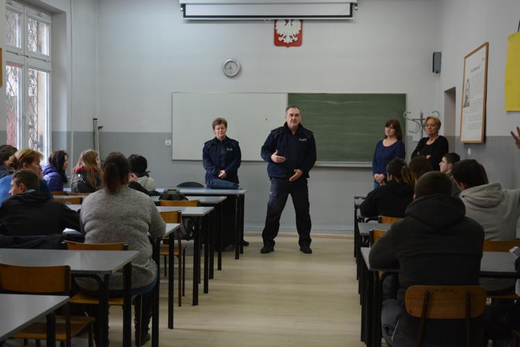 Policjanci przeprowadzili pogadankę z uczniami Żeroma