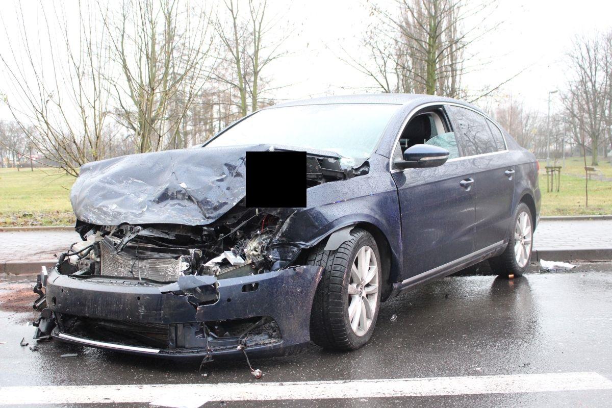 Policyjny pościg za kierującym samochodem marki VW