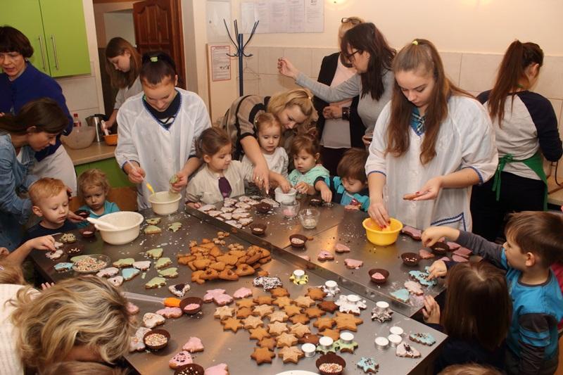 Przedszkolaki dekorują świąteczne wyroby cukierników z „Rzemiosła”