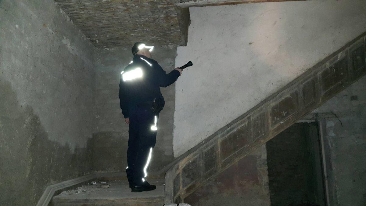Policjanci pomagają bezdomnym osobom