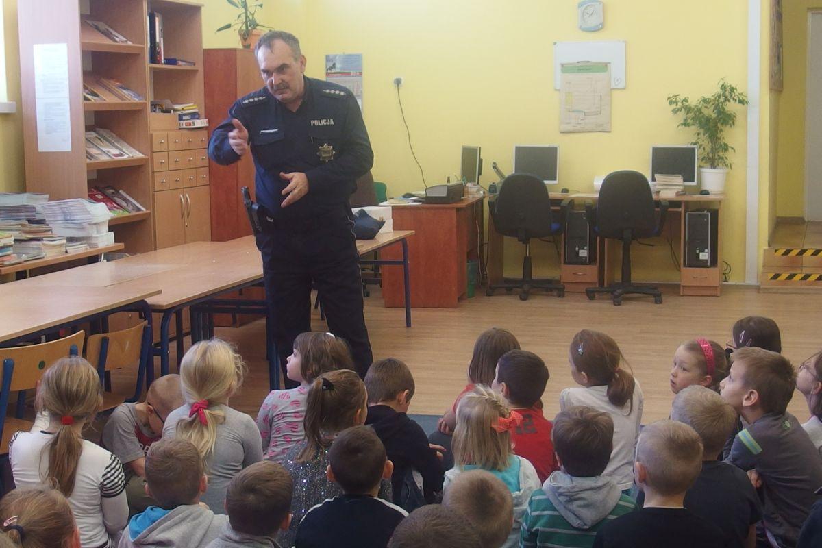 Edukacyjna lekcja z policjantami