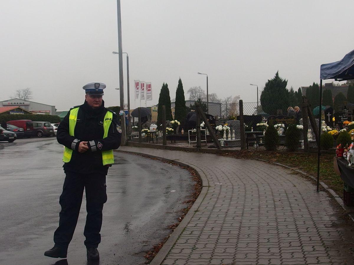 Policjanci dbają o bezpieczeństwo na drogach i apelują o rozwagę!