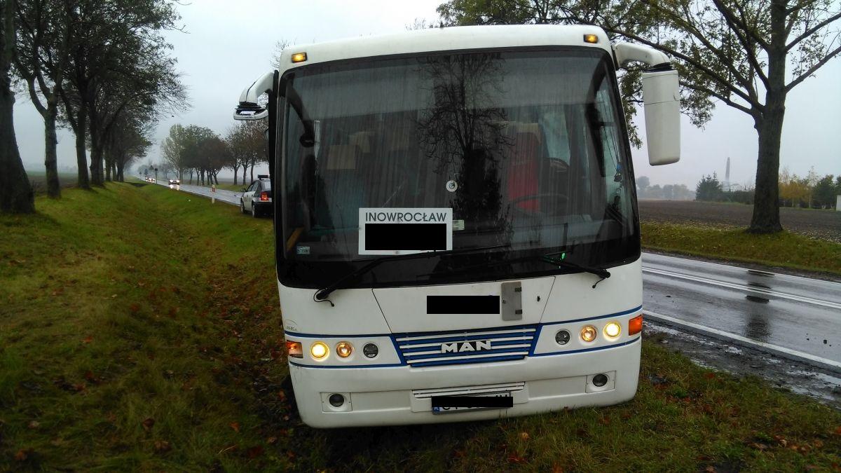 Autobus wjechał do rowu