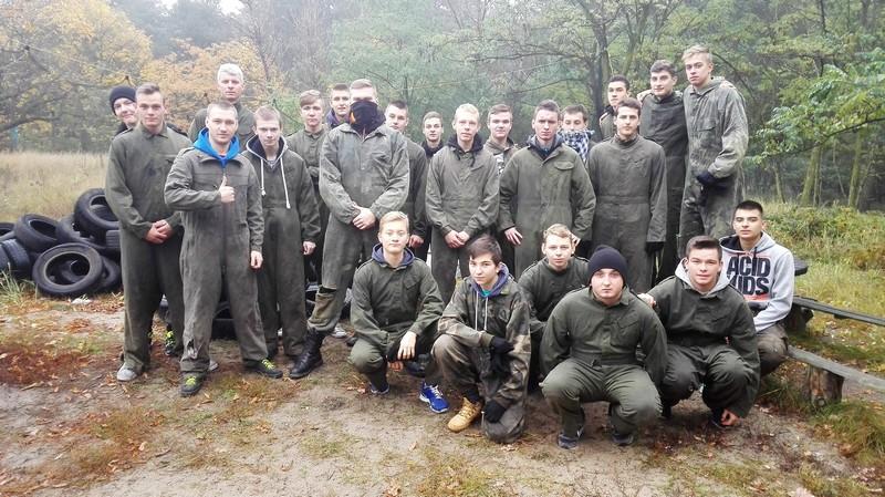 Klasa 2f z Mechana wzięła udział w grze terenowej paintball