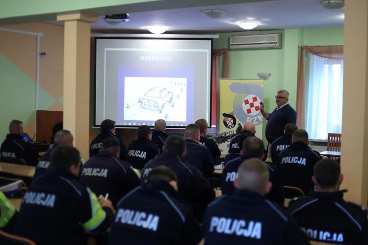Kujawsko-pomorscy policjanci doskonalili techniki jazdy samochodem