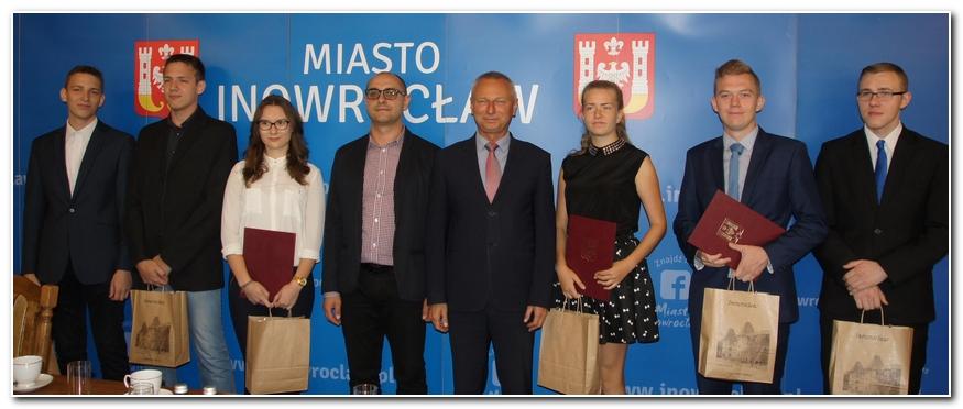 Prezydent przyznał stypendia inowrocławskim studentom