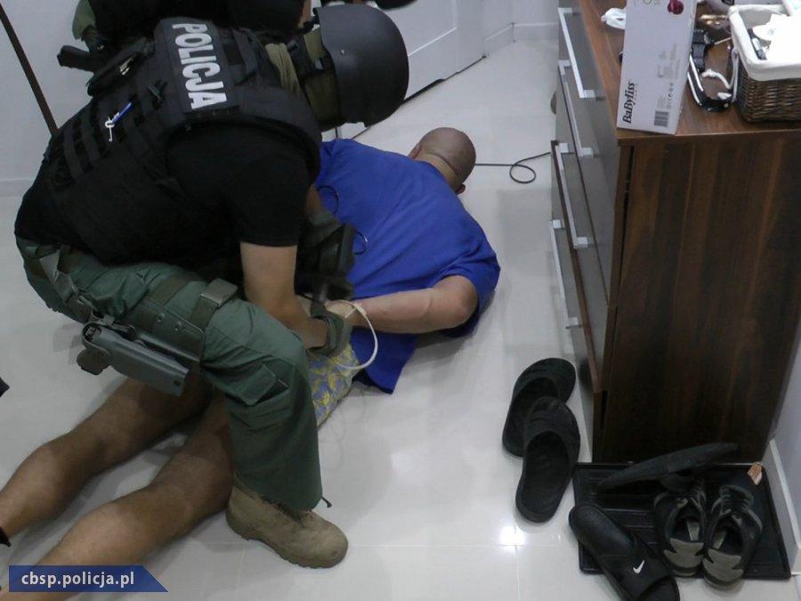 Policjanci CBŚ zlikwidowali największą na świecie nielegalną fabrykę sfałszowanych anabolików i lekó