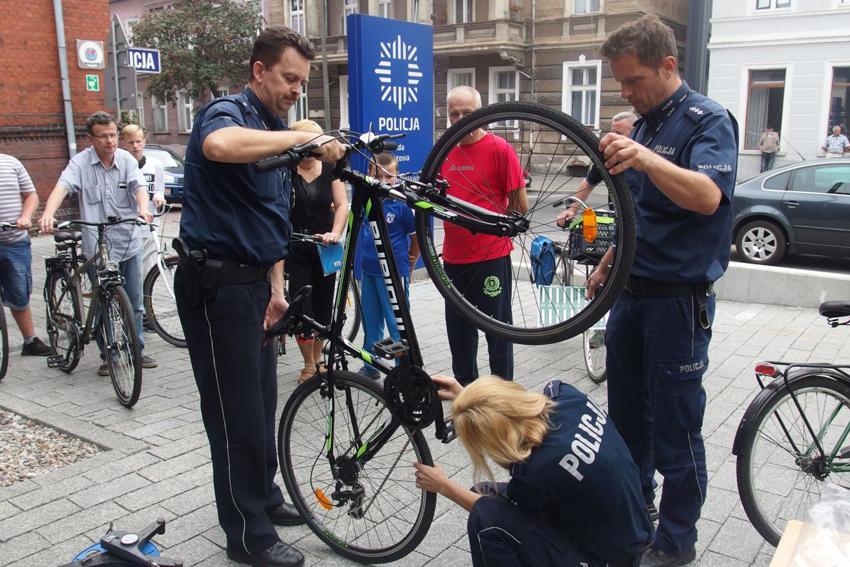 Policjanci znakowali mieszkańcom rowery