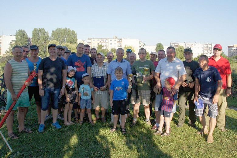 Zawody wędkarskie nad 