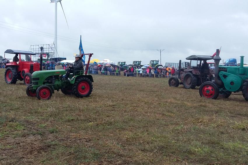 Uczniowie ZSP Kościelec na wyścigu traktorów w Wielowsi