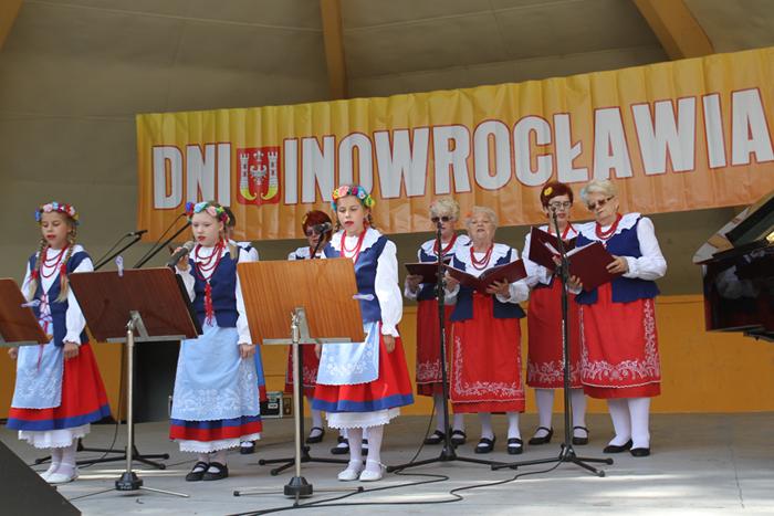 Zaprezentowały się zespoły folklorystyczne KSM