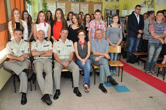 Francuscy żołnierze z NATO w Gimnazjum nr 3