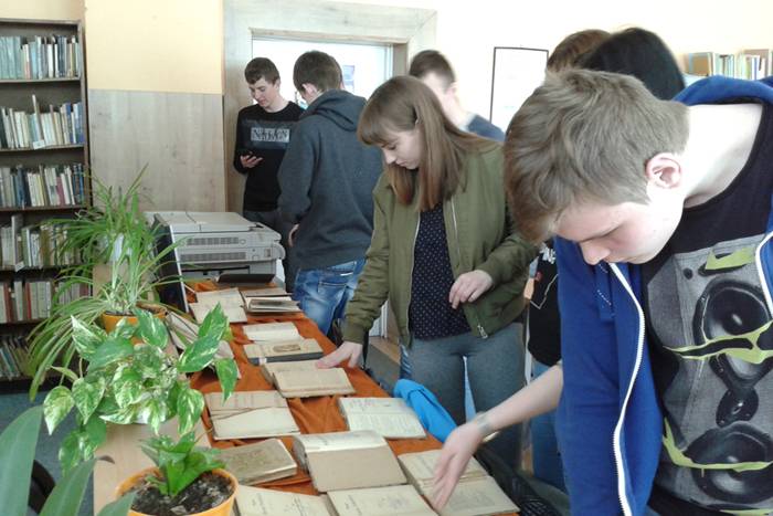 Wystawa starych książek w bibliotece ZSP Kościelec