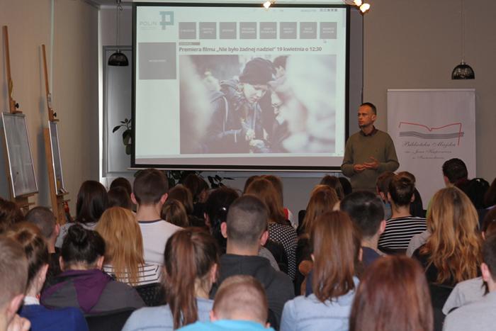 Z żonkilami na premierze filmu o powstaniu w gettcie