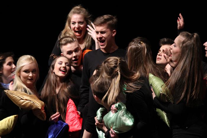 Fioletowa krowa na deskach teatru