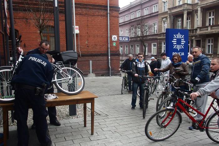 Policjanci znakowali rowery i rozmawiali z mieszkańcami 