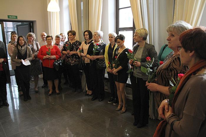 Dłutem i pędzlem w Galerii Tymczasem
