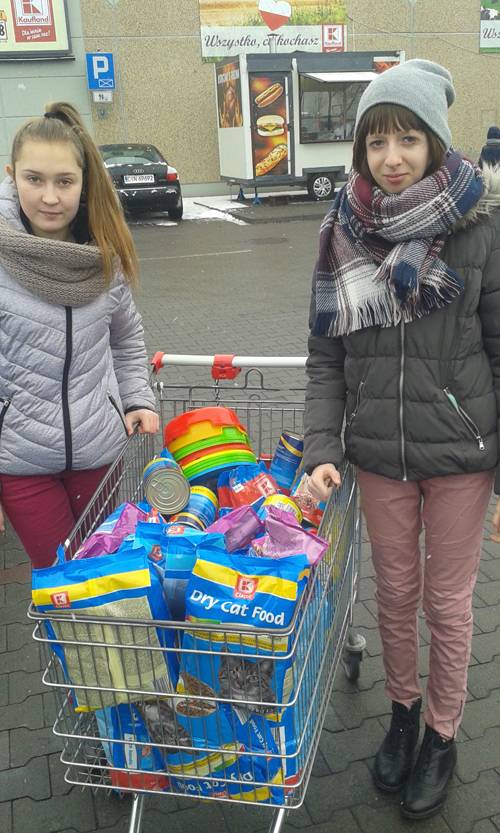 Gimnazjaliści Jedynki pomagają zwierzętom